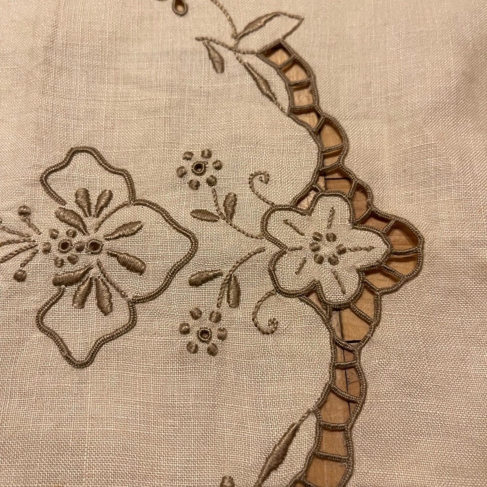 3/50$ Vintage embroidered table runner nwot - Picture 3 of 4